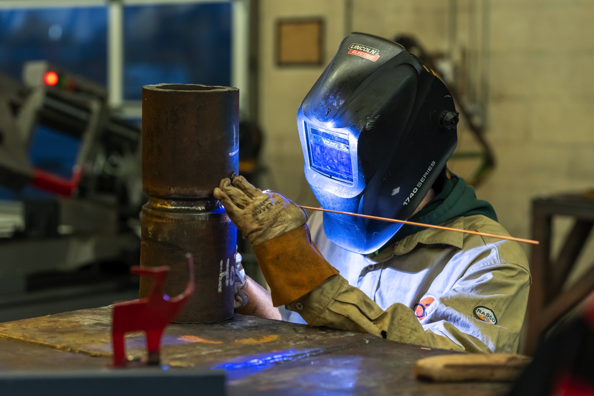 I saw this broken helmet in my highschools shop. : r/Welding